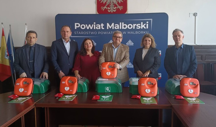 Defibrylatory AED trafiły do jednostek powiatu malborskiego.