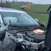 Wypadek w Miniętach - trzy osoby trafiły do szpitala po zderzeniu dwóch osobówek.