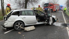 Kolizja w Tragaminie na DK55 – samochód uderzył w drzewo.