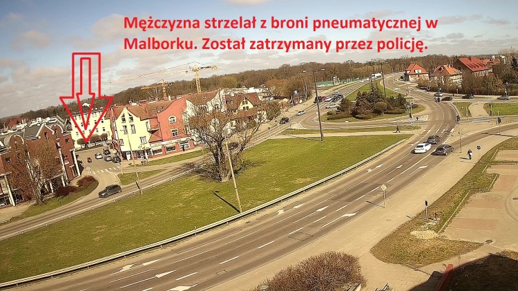 Mężczyzna strzelał z broni pneumatycznej w Malborku. Został zatrzymany przez policję. Zobacz wideo z kamery pogodowej.