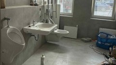 Trwa przebudowa łazienki w PUP w Nowym Dworze Gdańskim – inwestycja dla osób z niepełnosprawnościami.