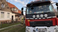 Pożar dachu budynku i mieszkania, uwięzione ptaki – raport malborskich służb mundurowych.