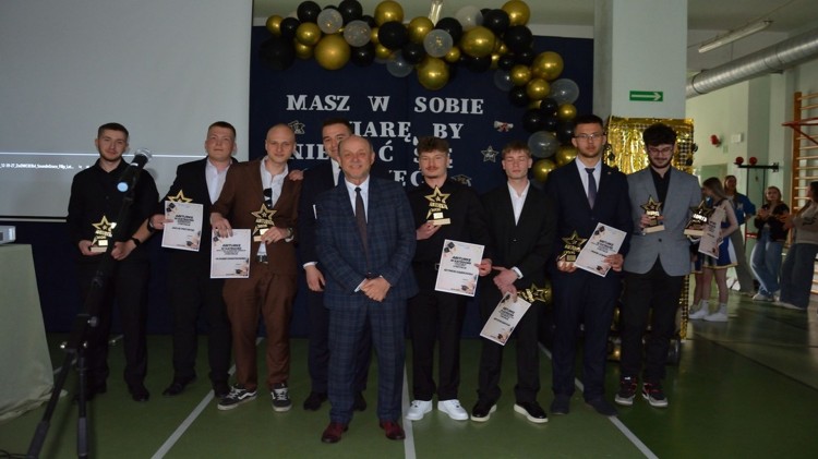 Maturzyści Technikum nr 3 w Malborku odebrali świadectwa – wzruszenia i „Abiturki” na zakończenie szkoły.