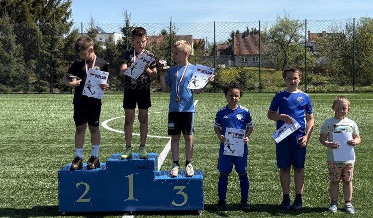 Sportowo i patriotycznie w Starym Polu. Turniejem rzutów karnych uczczono Święto Konstytucji 3 Maja.