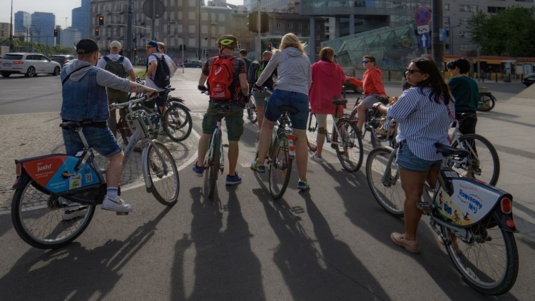 Sezon rowerowy ruszył. Policja przypomina o bezpieczeństwie na drogach i ścieżkach rowerowych.