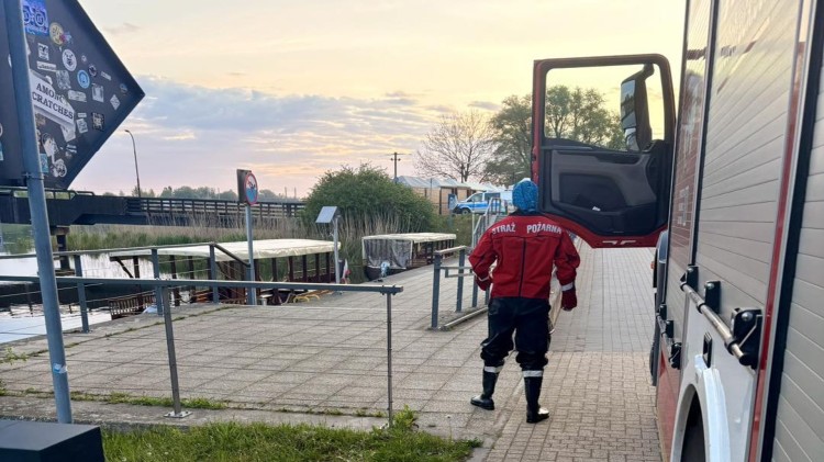 80-latka wyciągnięta z rzeki Nogat. Kobieta trafiła do szpitala.