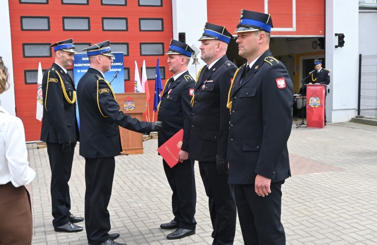 Strażacy świętowali w Nowym Dworze Gdańskim. Były odznaczenia, awanse i nowy pojazd