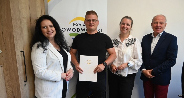 Powiat Nowodworski inwestuje w remonty chodników. Podpisano umowy na prace przy dwóch drogach