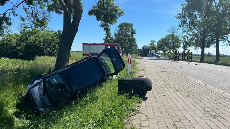 Zderzenie trzech pojazdów na DK22 koło Stogów. Dwie osoby trafiły…