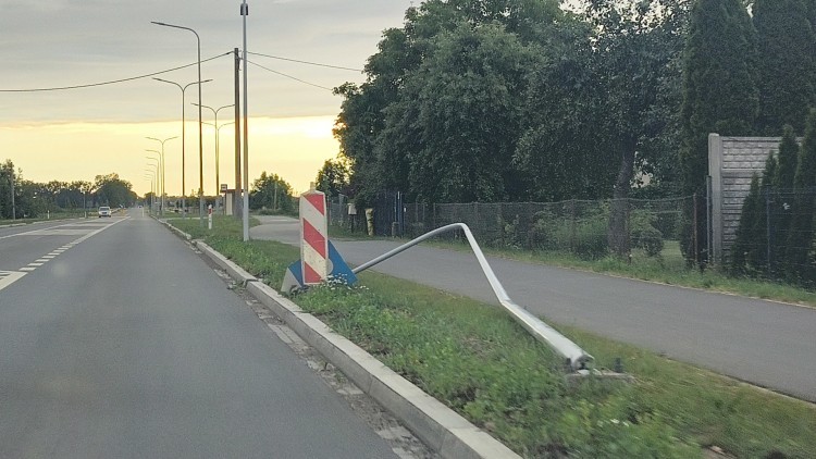 Uszkodzone słupy oświetleniowe wciąż przy DK22 w Królewie. GDDKiA…