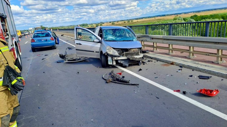 Zderzenie trzech samochodów na Moście Knybawskim. Jedna osoba trafiła do szpitala