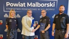 Osadzeni pomogą stworzyć miejsce pracy dla osób z niepełnosprawnościami. Powiat Malborski podpisał ważne porozumienie