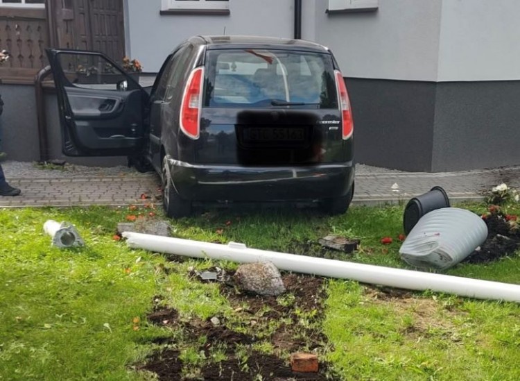 Zasnął za kierownicą podczas powrotu z Niemiec i uderzył w budynek.