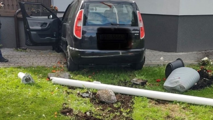 Zasnął za kierownicą podczas powrotu z Niemiec i uderzył w budynek.