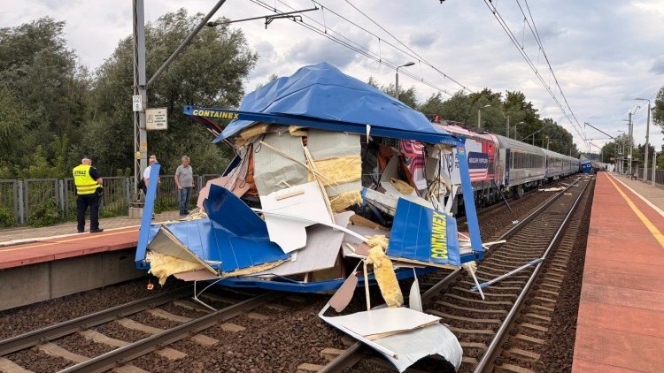 Sekundy od tragedii. Kierowca nie opuścił przejazdu – w ciężarówkę…