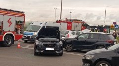 Kolizja na skrzyżowaniu Kotarbińskiego i Kwiatkowskiego w Malborku. Zderzyły się trzy samochody. Zobacz zdjęcia.