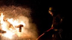Podpaliła mieszkanie i samochód. Z obrażeniami ciała została zabrana&#8230;