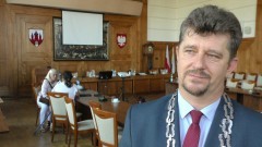 Rząd nakazał zmniejszenie pensji włodarzom. Radni PiS wstrzymali się od głosu. Zobacz ile zarabia burmistrz Malborka. 