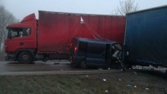 Zderzenie ciężarówki z Oplem Vivaro w Marynowach. 4 osoby poszkodowane. 