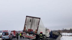 Zderzenie ciężarówek na S7. Poszkodowany trafił do szpitala.