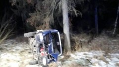 Waćmierek: Zderzenie samochodu osobowego z drzewem. Poszkodowani trafili do szpitala