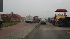 Jeszcze większe utrudnienia w Nowej Wsi Malborskiej. Drogowcy kładą ścieralną warstwę asfaltu.