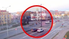 Zignorował czerwone światło i spowodował kolizję na skrzyżowaniu w Malborku. Zobacz nagranie. 