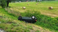 W zderzeniu na DK22 pojazd dachował do rowu.