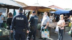 Miejskie targowisko pod czujnym okiem policjantów.