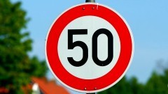 Kierowca busa przekroczył dopuszczalną prędkość o 56 km/h.