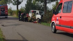 AKTUALIZACJA. Miłoradz. Samochód czołowo uderzył w drzewo. Trwa akcja ratunkowa.