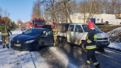 Zderzenie osobówek na oblodzonej drodze - raport sztumskich służb mundurowych.