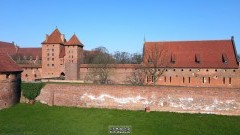 Co dzieje się z murami przy zamku krzyżackim w Malborku? Zobacz nagranie z drona.