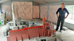 Malbork. Budowa nowej miniatury zamku pod namiotem [wideo, zdjęcia]