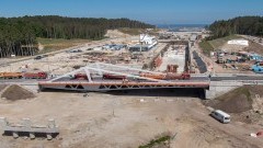 Przekop Mierzei Wiślanej. Pierwszy z mostów przechodzi próbne obciążenia!. Raport z budowy kanału żeglugowego - czerwiec 2021