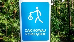 Nadleśnictwo Elbląg. Zabierz ze sobą swoje śmieci z lasu - apelują leśnicy.