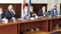 Malbork. Przyszłość Pomorza – konferencja prasowa posłów i senatorów KO.