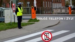 Policjanci apelują - nie korzystaj z telefonu podczas wchodzenia na przejście dla pieszych.