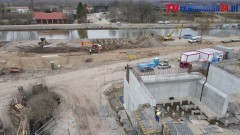 Powstaje most obrotowy w Nowakowie. II etap drogi wodnej łączącej Zalew Wiślany z Zatoką Gdańską relacja lotnicza z 11 kwietnia 2022