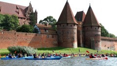 Malbork. Miasto z perspektywy kajaku - spływ kajakowy rzeką Nogat.