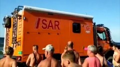 Stegna. Tragedia na plaży – nie żyje mężczyzna. Parawany utrudniły dojazd służbom ratunkowym. Zobacz wideo!