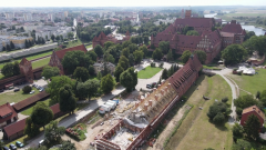Przedzamcze Zamku Malbork: Przebudowa zabytkowych budynków gospodarczych - sierpień 2022 [wideo, zdjęcia]
