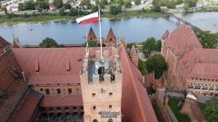 Malbork. Strażacy oddali hołd poległym kolegom. Honorowa Wspinaczka 11 września na szczyt wieży zamku. Zobacz wideo i zdjęcia