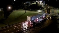 Malbork. Kolizja pojazdu ciężarowego z osobówką na Rondzie Lotników Polskich. Wideo.