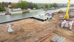Nowakowo. Budowa mostu obrotowego z drona. Przekop Mierzei Wiślanej Etap 2, prace przy budowie drogi wodnej łączącej Zalew Wiślany z Zatoką Gdańską na półmetku.