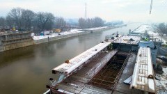 Nowakowo. Wykonawca rozpoczął montaż konstrukcji obrotowego mostu na rzece Elbląg. Foto i wideo dron - 09.12.2022