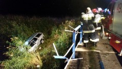 Samochód przebił barierki i wpadł do Linawy. Raport Służb Mundurowych. Powiat Nowodworski - 05.10.2015