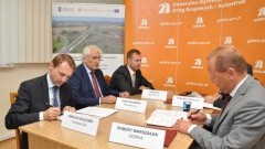 6 miliardów na drogę. Podpisano umowy na budowę dwóch odcinków S7 na Żuławach - 09.10.2015