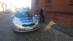 Nowy Staw: Wypadek w centrum. Volkswagen uderzył w Galerię Żuławską. Kierowca uciekł, ale zostawił rejestrację GND. Zobacz nagranie wideo – 27.11.2015
