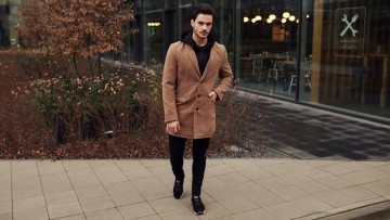 Płaszcz męski – na jaki kolor się zdecydować? Stylistka podpowiada